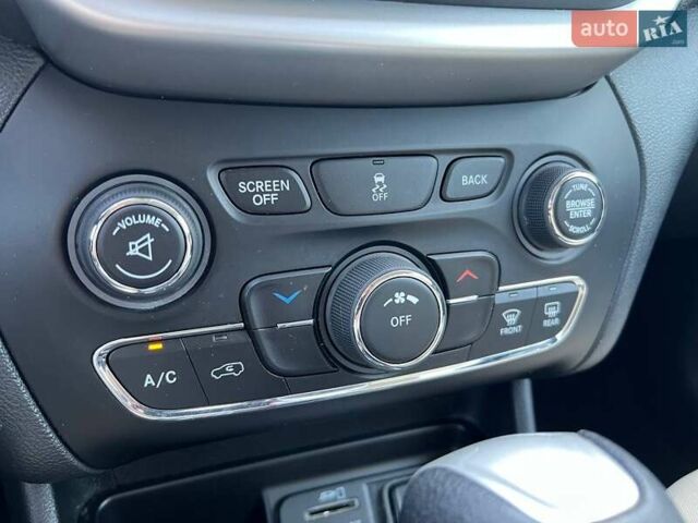 Джип Чероки, объемом двигателя 2.4 л и пробегом 180 тыс. км за 12500 $, фото 16 на Automoto.ua