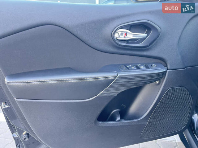 Джип Cherokee, об'ємом двигуна 2.36 л та пробігом 120 тис. км за 14000 $, фото 8 на Automoto.ua