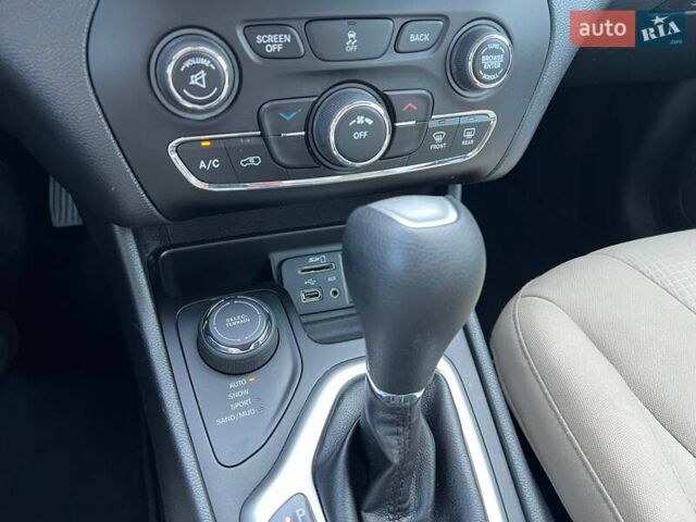 Джип Чероки, объемом двигателя 2.4 л и пробегом 180 тыс. км за 12500 $, фото 15 на Automoto.ua