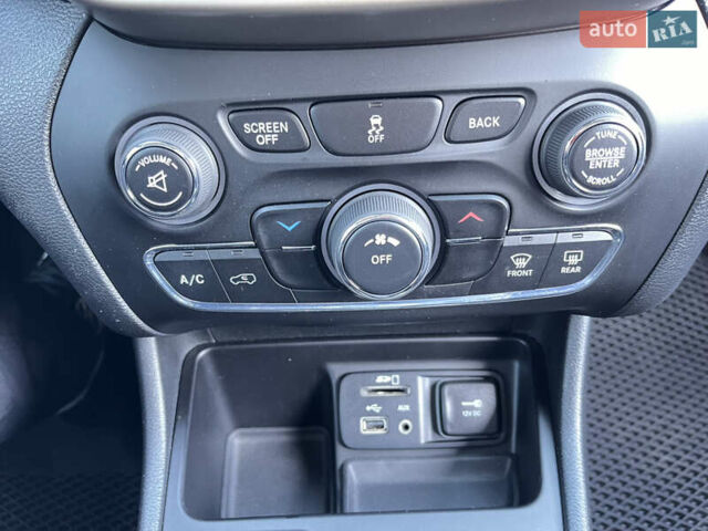 Джип Cherokee, об'ємом двигуна 2.36 л та пробігом 120 тис. км за 14000 $, фото 18 на Automoto.ua