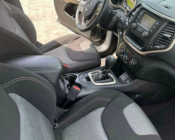 Джип Чероки, объемом двигателя 2.4 л и пробегом 165 тыс. км за 10500 $, фото 4 на Automoto.ua