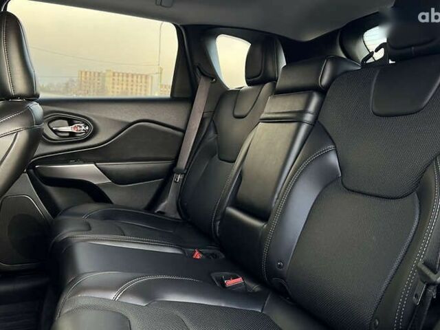 Джип Cherokee, об'ємом двигуна 2 л та пробігом 28 тис. км за 20690 $, фото 18 на Automoto.ua