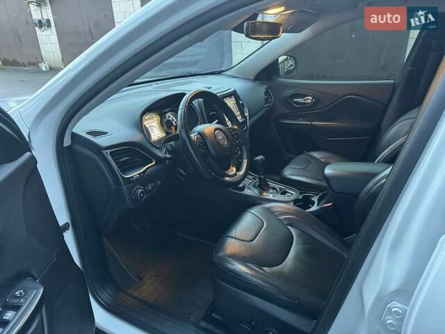 Джип Cherokee, об'ємом двигуна 1.99 л та пробігом 135 тис. км за 18600 $, фото 12 на Automoto.ua