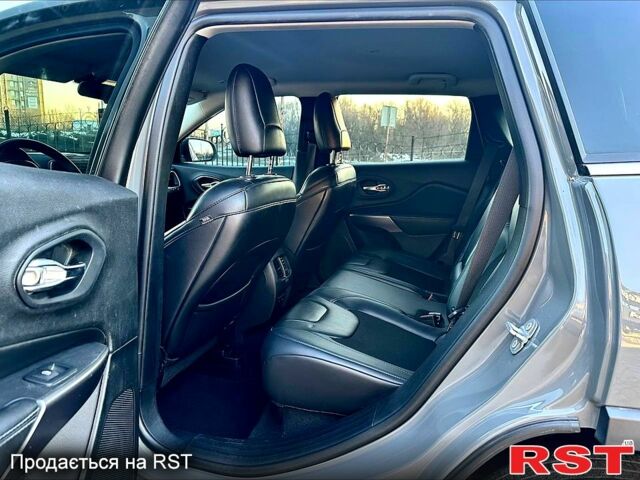 Джип Cherokee, об'ємом двигуна 24 л та пробігом 140 тис. км за 15999 $, фото 5 на Automoto.ua