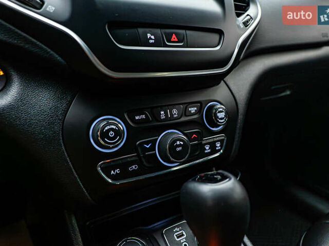 Джип Чероки, объемом двигателя 2.4 л и пробегом 114 тыс. км за 17339 $, фото 16 на Automoto.ua