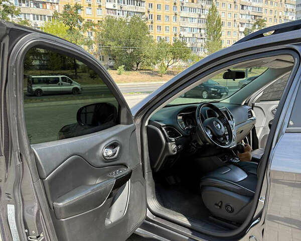Джип Cherokee, об'ємом двигуна 2.36 л та пробігом 214 тис. км за 15999 $, фото 9 на Automoto.ua