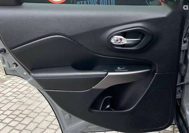 Джип Cherokee, об'ємом двигуна 3.2 л та пробігом 125 тис. км за 19000 $, фото 26 на Automoto.ua