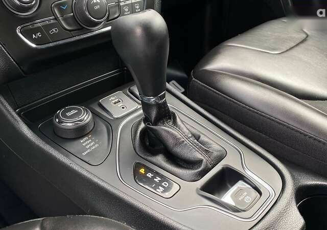 Джип Cherokee, об'ємом двигуна 3.2 л та пробігом 125 тис. км за 19000 $, фото 25 на Automoto.ua