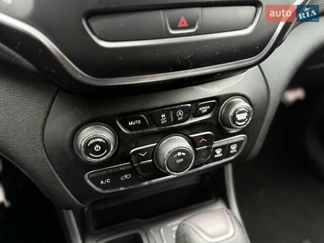 Джип Cherokee, об'ємом двигуна 2.36 л та пробігом 183 тис. км за 9999 $, фото 18 на Automoto.ua