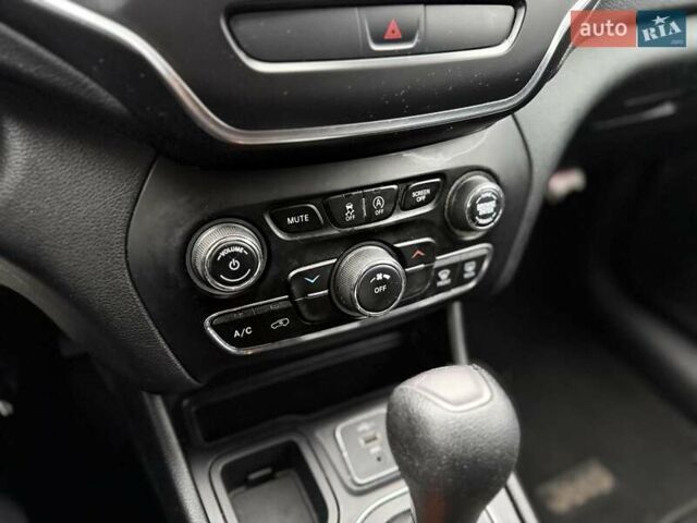 Джип Cherokee, об'ємом двигуна 2.36 л та пробігом 183 тис. км за 9999 $, фото 22 на Automoto.ua