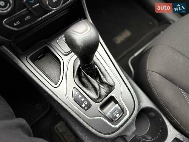 Джип Cherokee, об'ємом двигуна 2.36 л та пробігом 183 тис. км за 9999 $, фото 17 на Automoto.ua