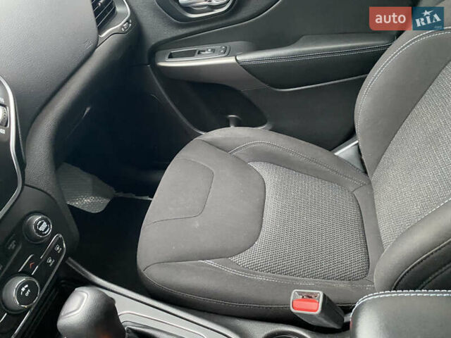 Джип Cherokee, об'ємом двигуна 2.4 л та пробігом 138 тис. км за 15000 $, фото 9 на Automoto.ua