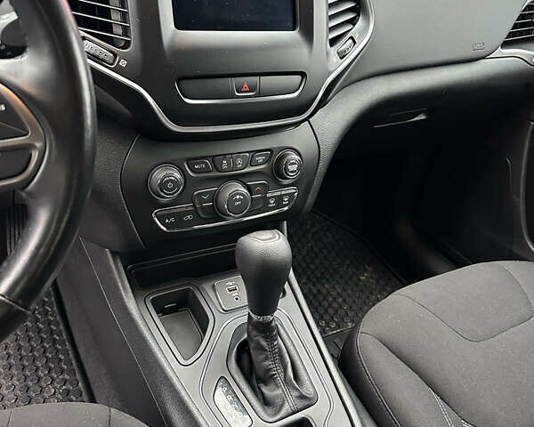 Джип Чероки, объемом двигателя 2.36 л и пробегом 80 тыс. км за 15300 $, фото 12 на Automoto.ua