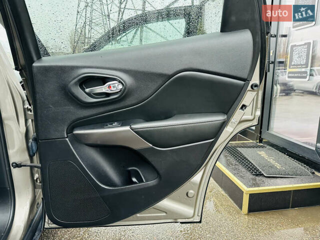 Джип Cherokee, об'ємом двигуна 3.24 л та пробігом 54 тис. км за 19500 $, фото 21 на Automoto.ua