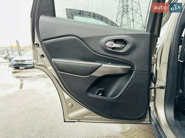 Джип Cherokee, об'ємом двигуна 3.24 л та пробігом 54 тис. км за 19500 $, фото 16 на Automoto.ua