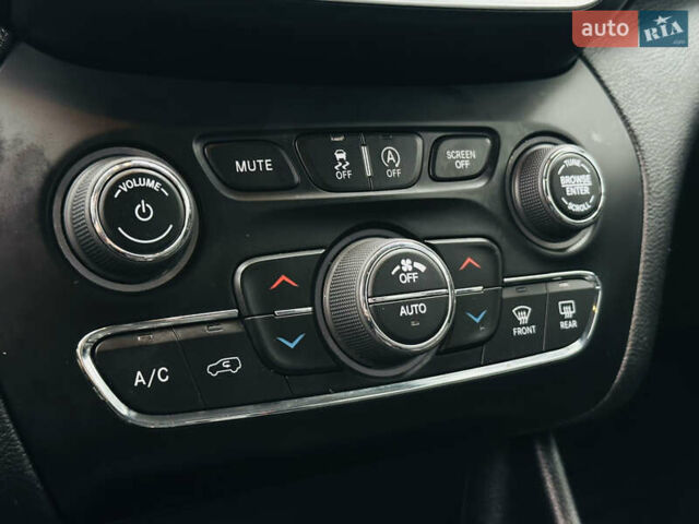 Джип Cherokee, об'ємом двигуна 3.24 л та пробігом 54 тис. км за 19500 $, фото 31 на Automoto.ua