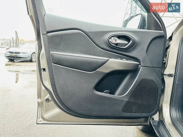 Джип Cherokee, об'ємом двигуна 3.24 л та пробігом 54 тис. км за 19500 $, фото 14 на Automoto.ua