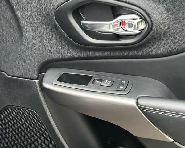 Джип Cherokee, об'ємом двигуна 2 л та пробігом 27 тис. км за 23500 $, фото 26 на Automoto.ua