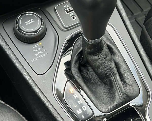 Джип Cherokee, об'ємом двигуна 2 л та пробігом 27 тис. км за 23500 $, фото 23 на Automoto.ua