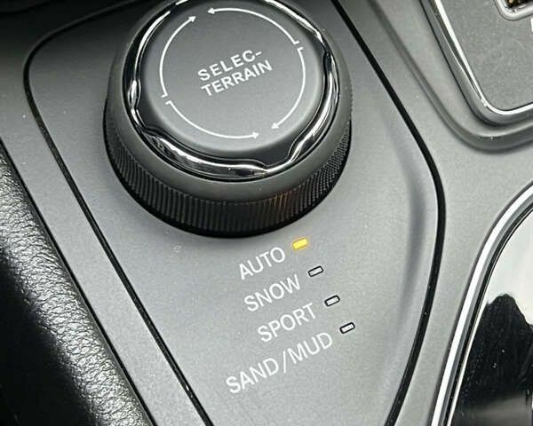 Джип Cherokee, об'ємом двигуна 2 л та пробігом 27 тис. км за 23500 $, фото 22 на Automoto.ua