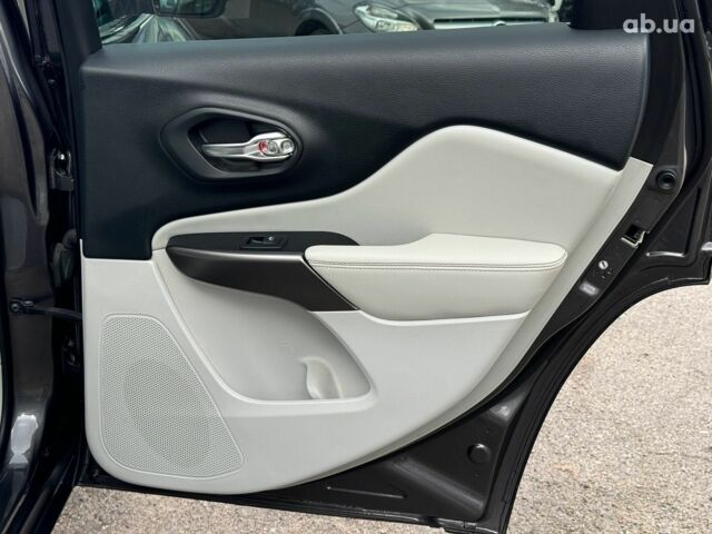 Сірий Джип Cherokee, об'ємом двигуна 3.2 л та пробігом 108 тис. км за 21290 $, фото 23 на Automoto.ua