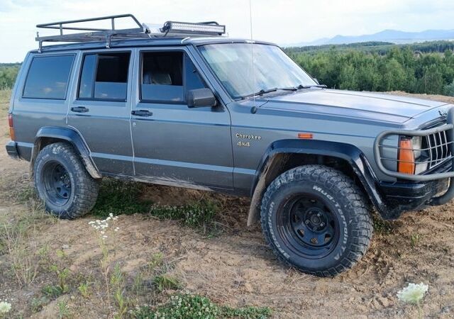 Серый Джип Чероки, объемом двигателя 2.1 л и пробегом 318 тыс. км за 3300 $, фото 2 на Automoto.ua