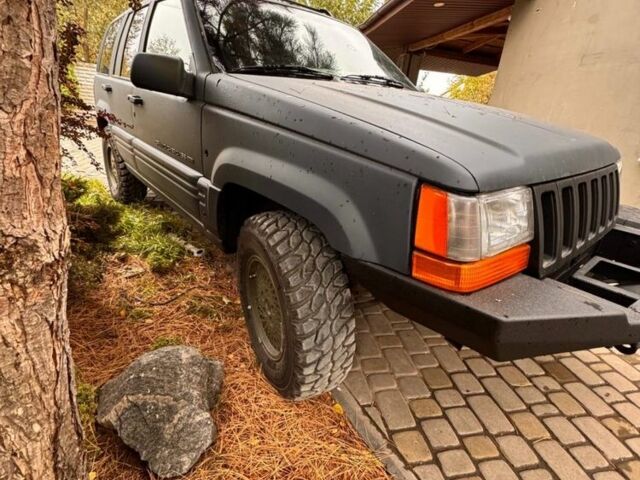Серый Джип Чероки, объемом двигателя 2.5 л и пробегом 299 тыс. км за 3690 $, фото 1 на Automoto.ua