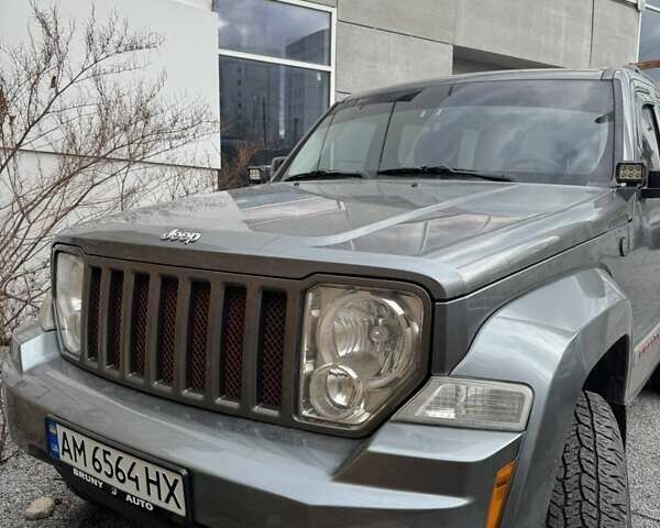 Серый Джип Чероки, объемом двигателя 3.7 л и пробегом 220 тыс. км за 13200 $, фото 2 на Automoto.ua