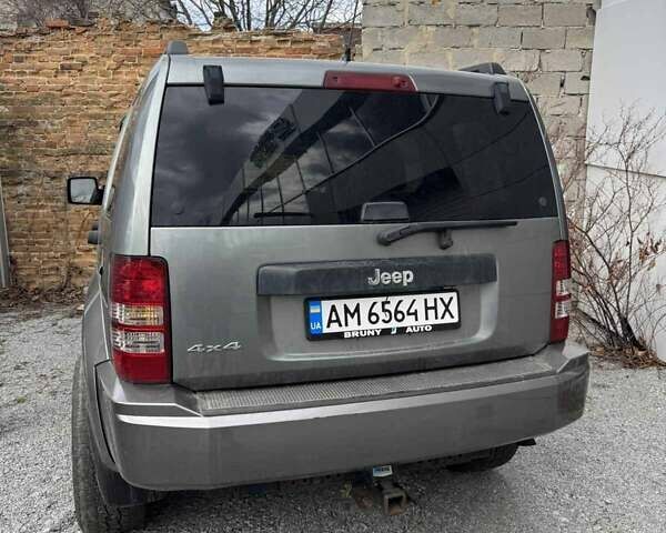 Серый Джип Чероки, объемом двигателя 3.7 л и пробегом 220 тыс. км за 13200 $, фото 1 на Automoto.ua