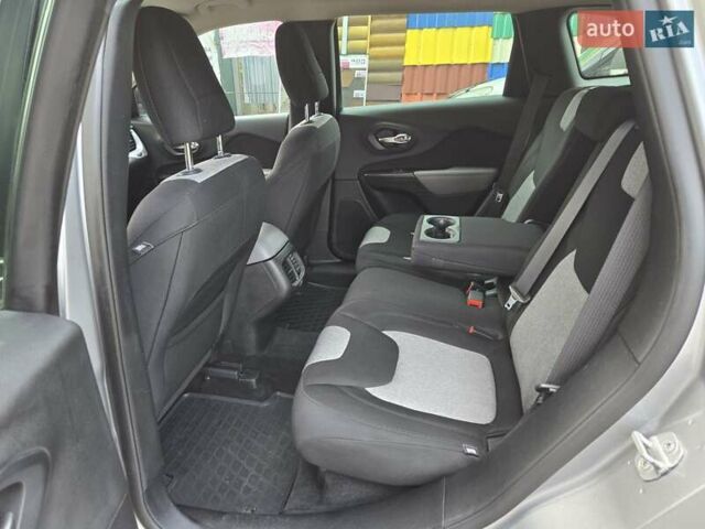 Серый Джип Чероки, объемом двигателя 2.36 л и пробегом 217 тыс. км за 10500 $, фото 9 на Automoto.ua