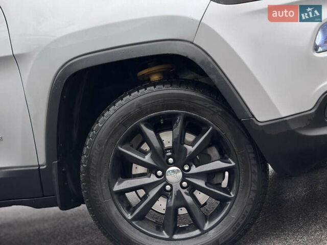 Серый Джип Чероки, объемом двигателя 3.24 л и пробегом 183 тыс. км за 12800 $, фото 13 на Automoto.ua