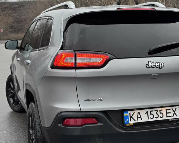 Серый Джип Чероки, объемом двигателя 3.24 л и пробегом 183 тыс. км за 12800 $, фото 5 на Automoto.ua
