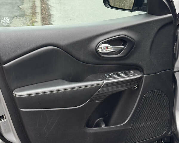 Серый Джип Чероки, объемом двигателя 3.24 л и пробегом 183 тыс. км за 12800 $, фото 15 на Automoto.ua