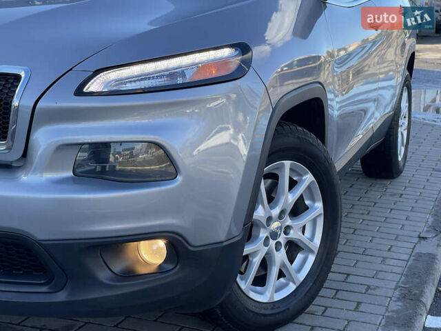 Сірий Джип Cherokee, об'ємом двигуна 2.36 л та пробігом 191 тис. км за 11999 $, фото 5 на Automoto.ua