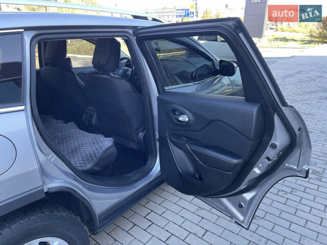 Сірий Джип Cherokee, об'ємом двигуна 2.36 л та пробігом 191 тис. км за 11999 $, фото 35 на Automoto.ua