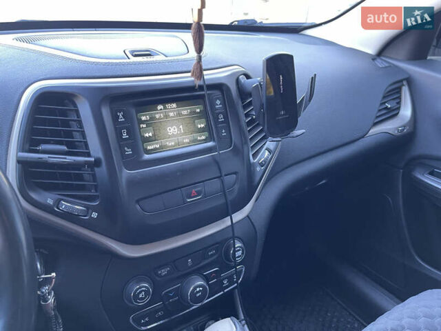 Сірий Джип Cherokee, об'ємом двигуна 2.36 л та пробігом 191 тис. км за 11999 $, фото 43 на Automoto.ua