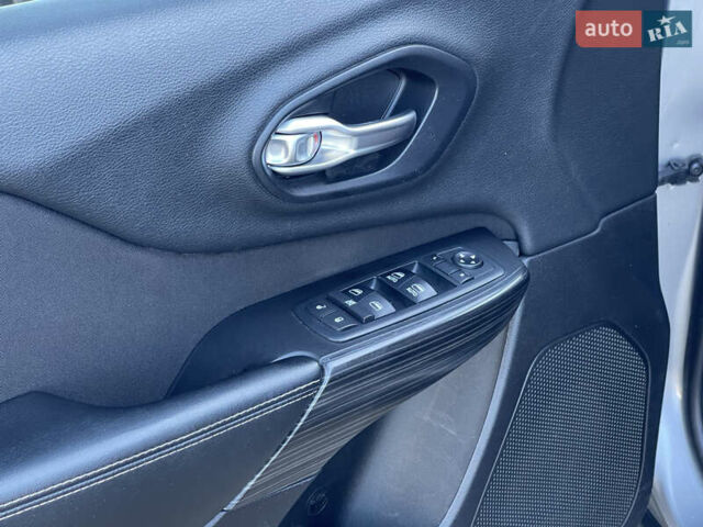 Сірий Джип Cherokee, об'ємом двигуна 2.36 л та пробігом 191 тис. км за 11999 $, фото 23 на Automoto.ua