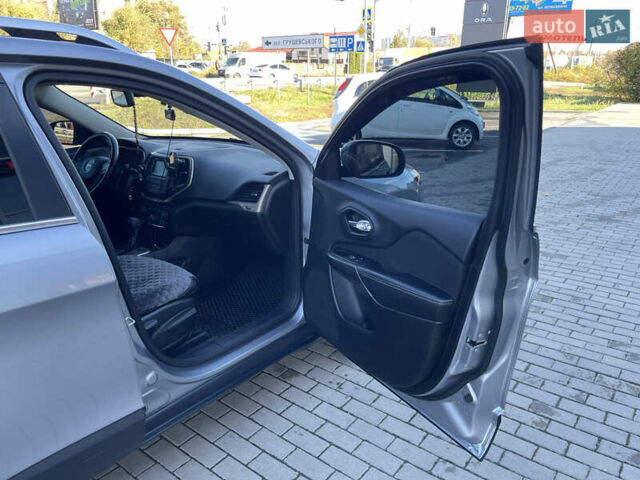 Сірий Джип Cherokee, об'ємом двигуна 2.36 л та пробігом 191 тис. км за 11999 $, фото 37 на Automoto.ua