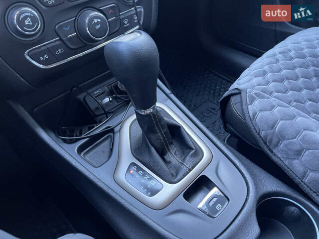 Сірий Джип Cherokee, об'ємом двигуна 2.36 л та пробігом 191 тис. км за 11999 $, фото 44 на Automoto.ua