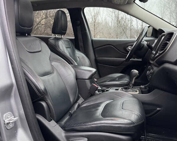 Серый Джип Чероки, объемом двигателя 3.24 л и пробегом 183 тыс. км за 12800 $, фото 28 на Automoto.ua