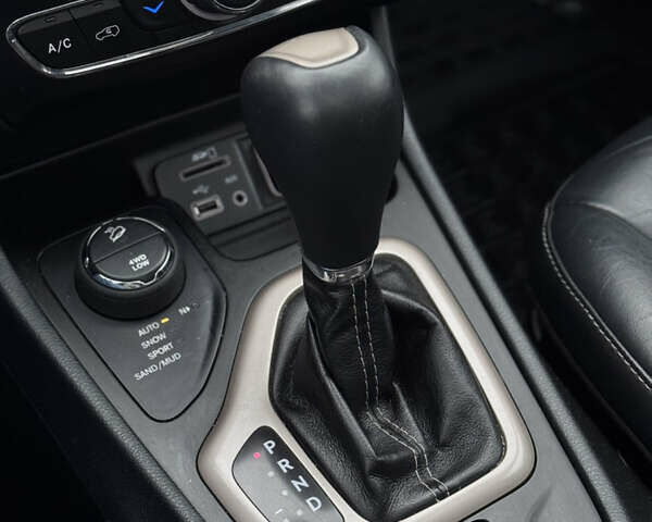 Серый Джип Чероки, объемом двигателя 3.24 л и пробегом 183 тыс. км за 12800 $, фото 19 на Automoto.ua