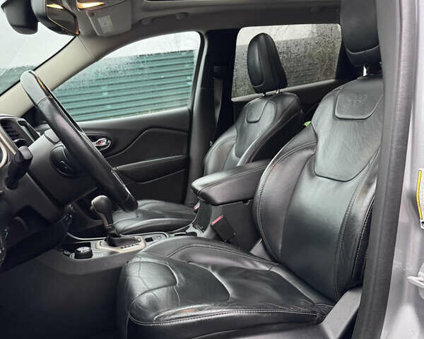 Серый Джип Чероки, объемом двигателя 3.24 л и пробегом 183 тыс. км за 12800 $, фото 21 на Automoto.ua