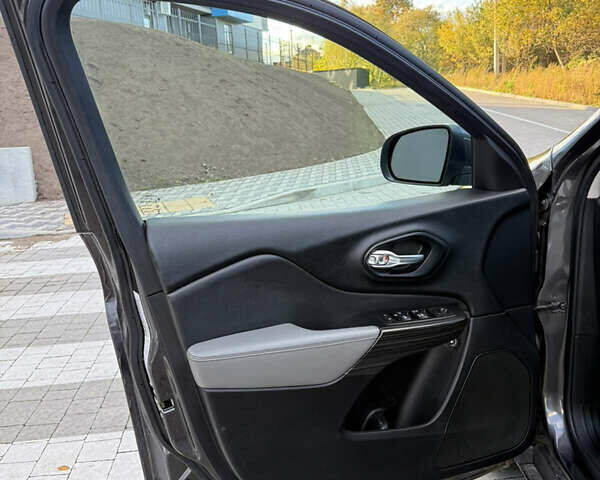 Сірий Джип Cherokee, об'ємом двигуна 2.36 л та пробігом 163 тис. км за 12500 $, фото 11 на Automoto.ua