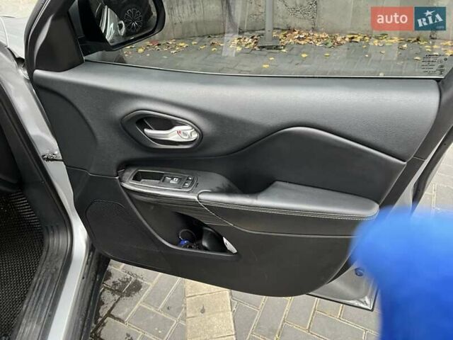 Серый Джип Чероки, объемом двигателя 2.36 л и пробегом 240 тыс. км за 12000 $, фото 7 на Automoto.ua