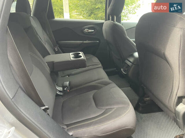 Серый Джип Чероки, объемом двигателя 2.36 л и пробегом 200 тыс. км за 14750 $, фото 11 на Automoto.ua