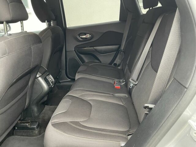 Серый Джип Чероки, объемом двигателя 2.4 л и пробегом 130 тыс. км за 13300 $, фото 19 на Automoto.ua