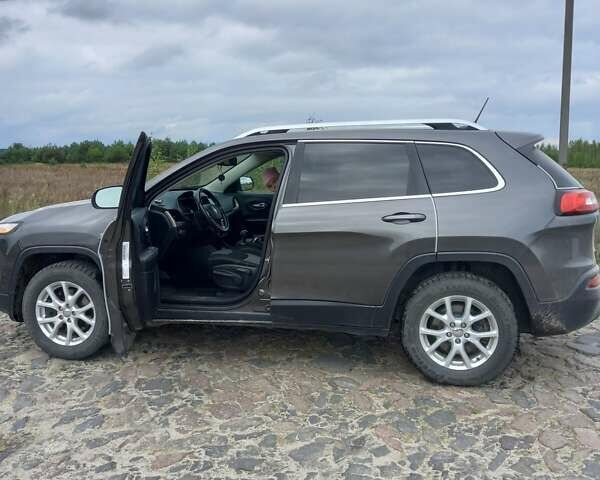 Сірий Джип Cherokee, об'ємом двигуна 2.36 л та пробігом 230 тис. км за 14000 $, фото 6 на Automoto.ua