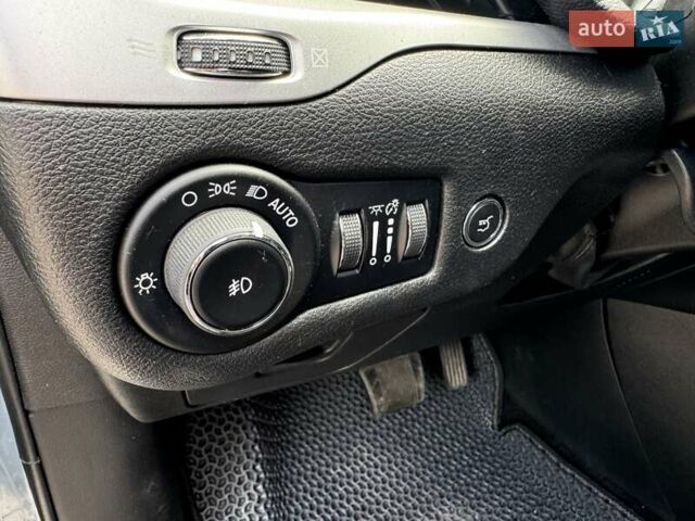 Серый Джип Чероки, объемом двигателя 3.2 л и пробегом 299 тыс. км за 14799 $, фото 12 на Automoto.ua