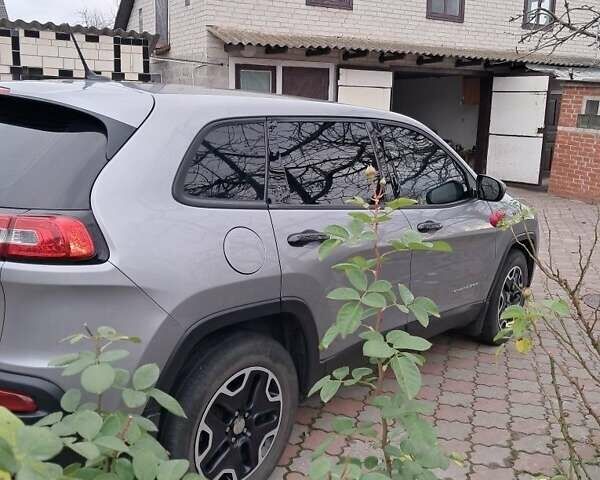 Серый Джип Чероки, объемом двигателя 2.4 л и пробегом 129 тыс. км за 14350 $, фото 2 на Automoto.ua