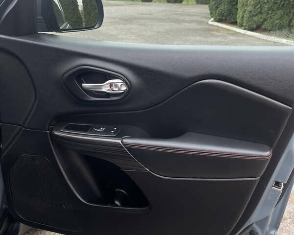 Серый Джип Чероки, объемом двигателя 3.24 л и пробегом 352 тыс. км за 12500 $, фото 29 на Automoto.ua